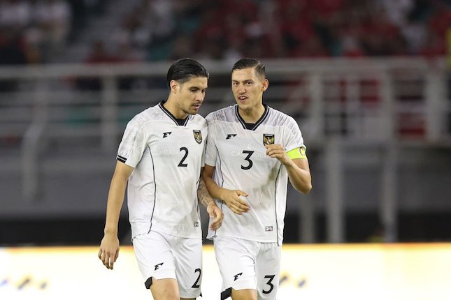 Kevin Diks dan Jay Idzes pada laga Timnas Indonesia vs Lebanon di Stadion Gelora Bung Tomo, Selasa (8/9) malam WIB (c) Abdul Aziz